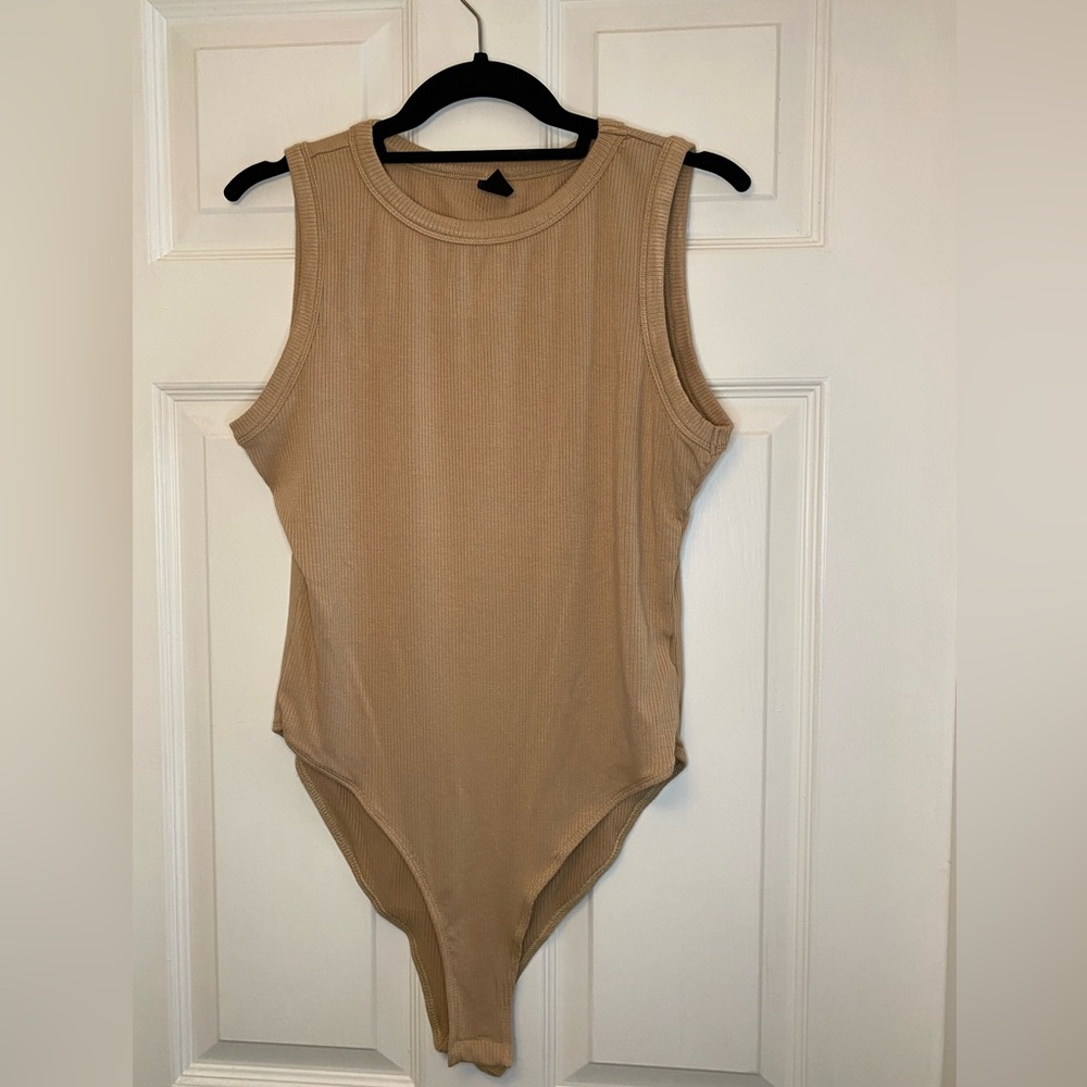 Ribbed sleeveless camel body suit